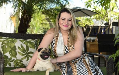 A relação repleta de amor entre Gabriela e a pug Afrodite