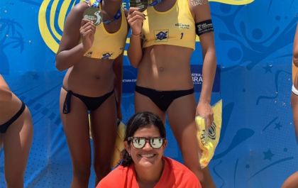 Com apenas 18 anos, Aninha e Carol são referências no vôlei de praia