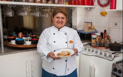 Panelaterapia: Dora ensina uma massa fresquinha com produtos da horta de sua casa