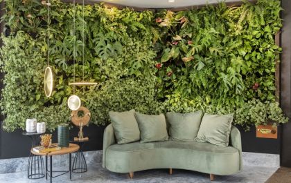 Urban Jungle: o frescor e o acolhimento fica por conta do jardim vertical em suas diversas espécies