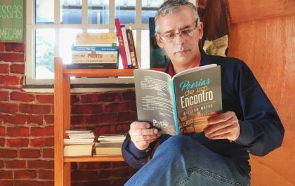 Livro reúne poemas e versos de autor três-lagoense