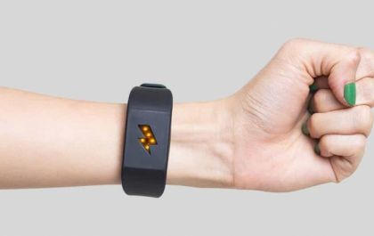 Para controlar manias, pulseira que dá choque está à venda na internet