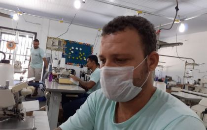 Reeducandos da penitenciária de Três Lagoas fabricam máscaras para hospitais