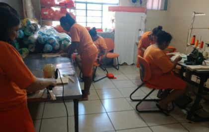 Mulheres do presídio feminino de Três Lagoas costuram máscaras de proteção contra o coronavírus
