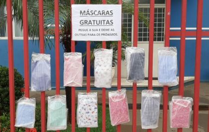 Diretor da Escola Municipal Olyntho Mancini cria varal para doar máscaras a comunidade