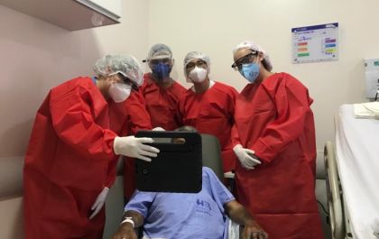 Projeto do Hospital Auxiliadora possibilita que pacientes em isolamento falem com familiares por chamada de vídeo
